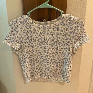 Hollister flowered blue and white cropped stretchy shirt with blue flowers